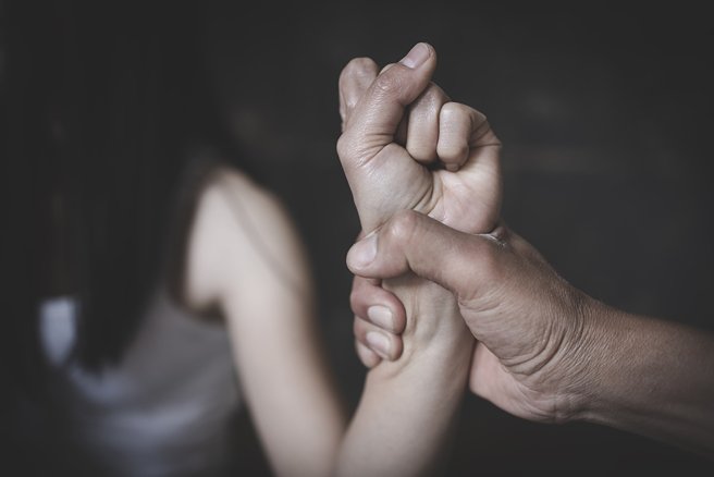 华玲校园性侵震撼全国！学生轮奸案真相曝光，传播不雅视频引全国愤怒！