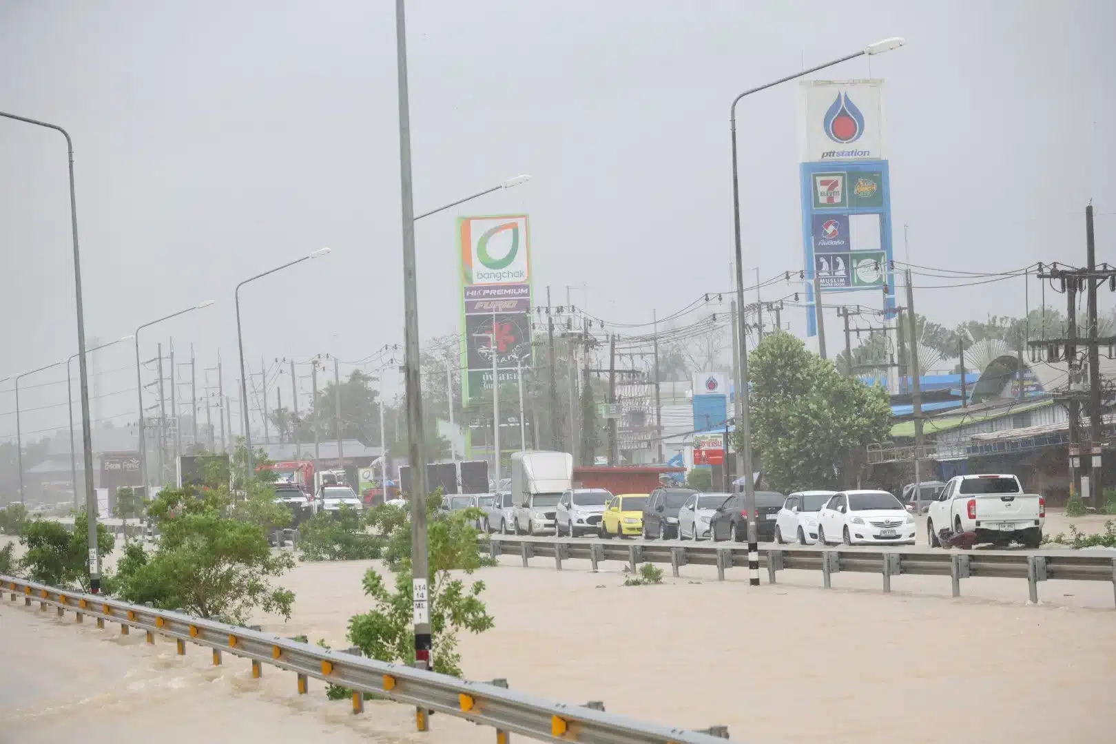 泰南持续洪灾影响扩大 经济损失加剧当地救援部署紧张