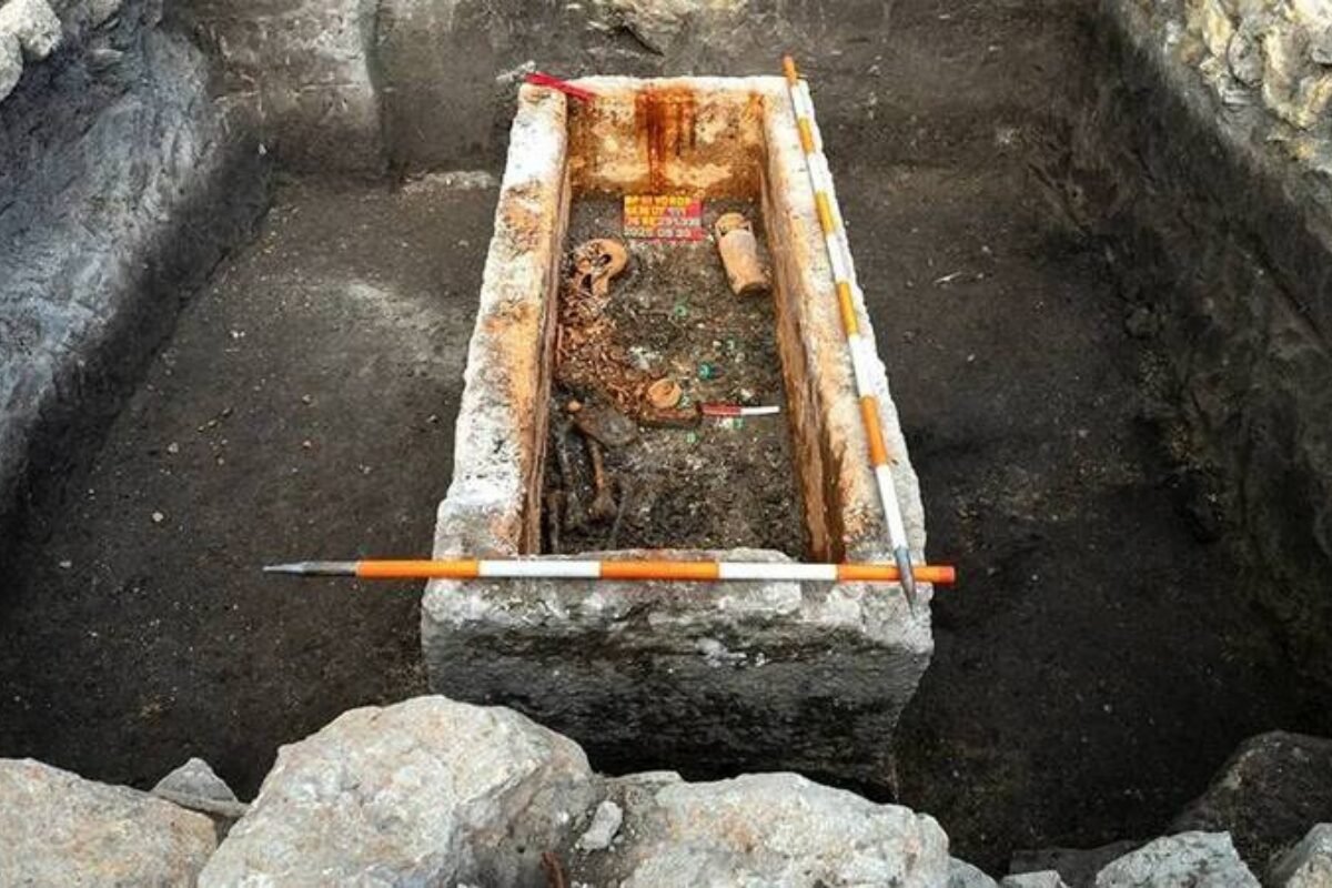 《1700年罗马石棺“零盗扰”保存？科学家揭密熔铅封存技术》