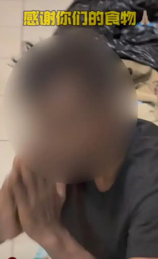 网红施舍鸡骨头