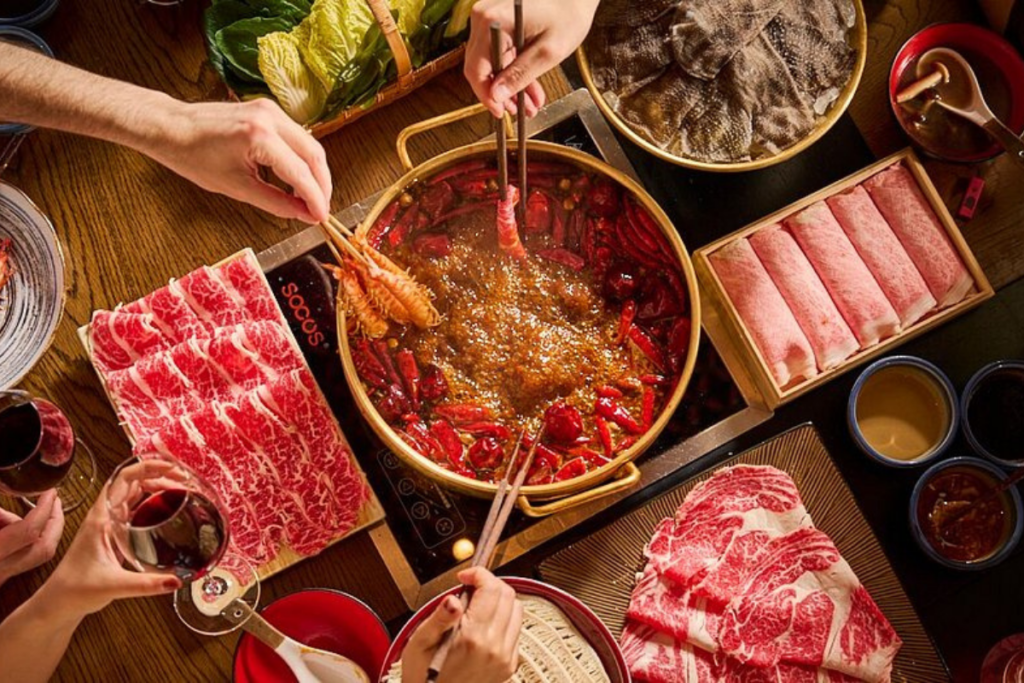 女子吃麻辣火锅