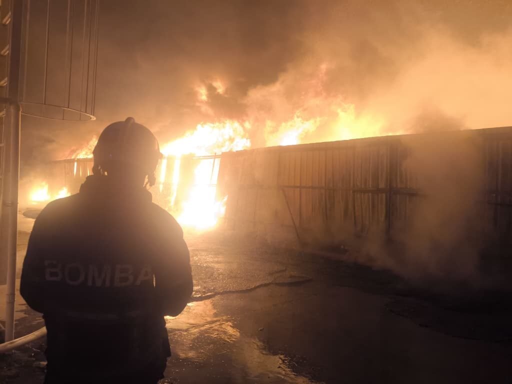 瓜拉冷岳炼油厂夜间突发大火