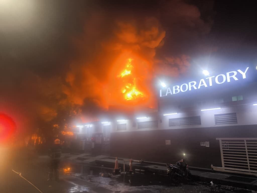 瓜拉冷岳炼油厂夜间突发大火