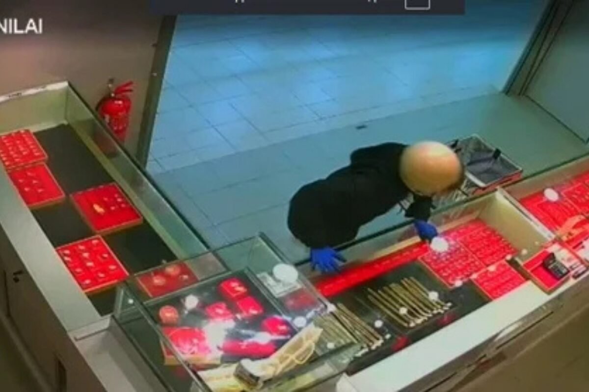 汝来金店抢劫案｜闭路电视曝光两名蒙面匪徒迅速抢空金饰