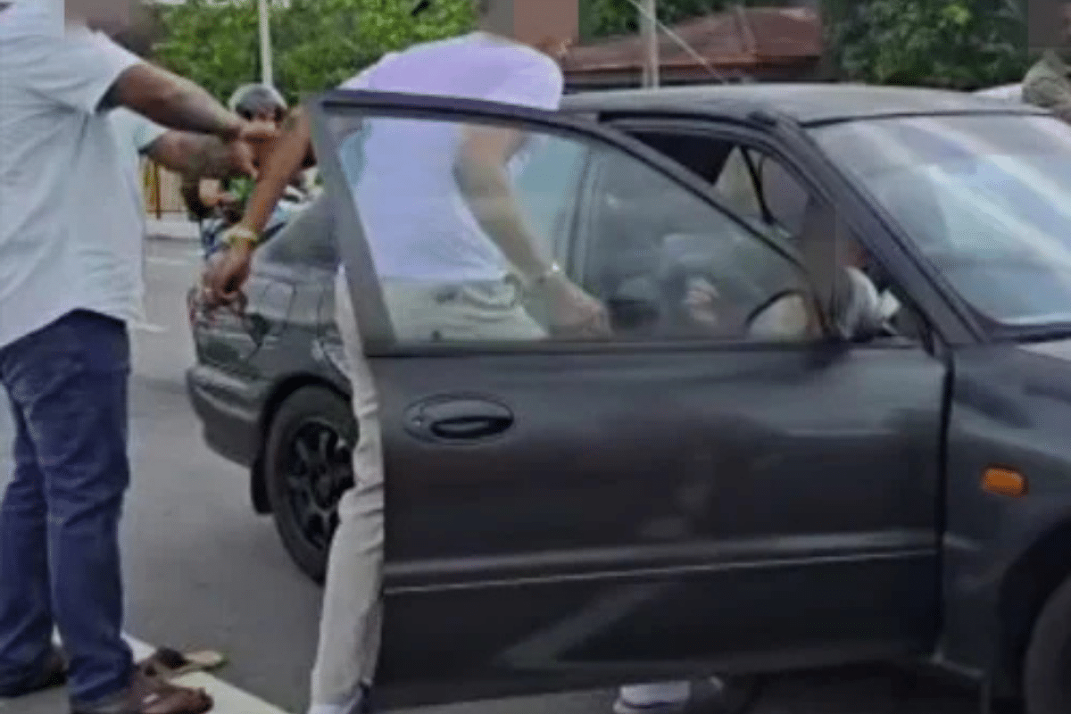 加影交通冲突升级|小车祸引发老翁遭男子当街攻击